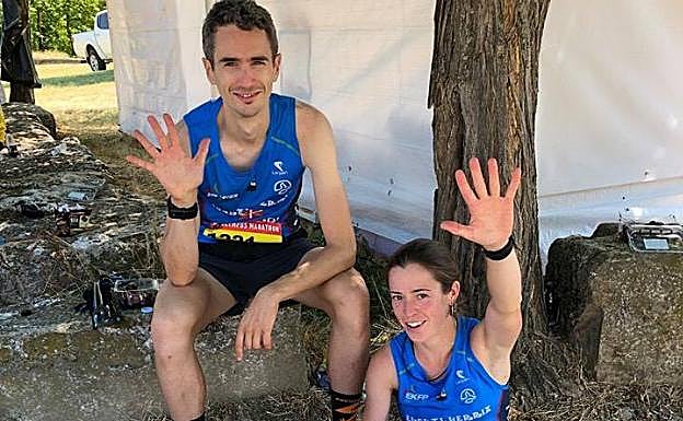 Julen Martínez de Estibariz y Mayi Mujika saludan tras su gran actuación en la carrera.