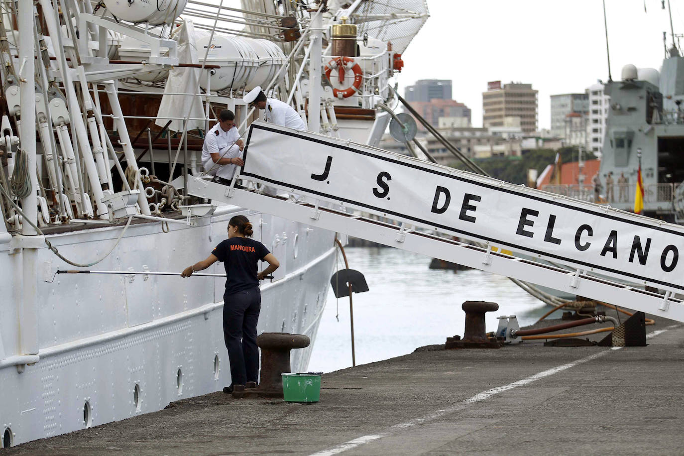 18/03/2017 - Una de las marineras del buque escuela 'Juan Sebastian Elcano' realiza labores de mantenimiento nada más arribar al puerto. 