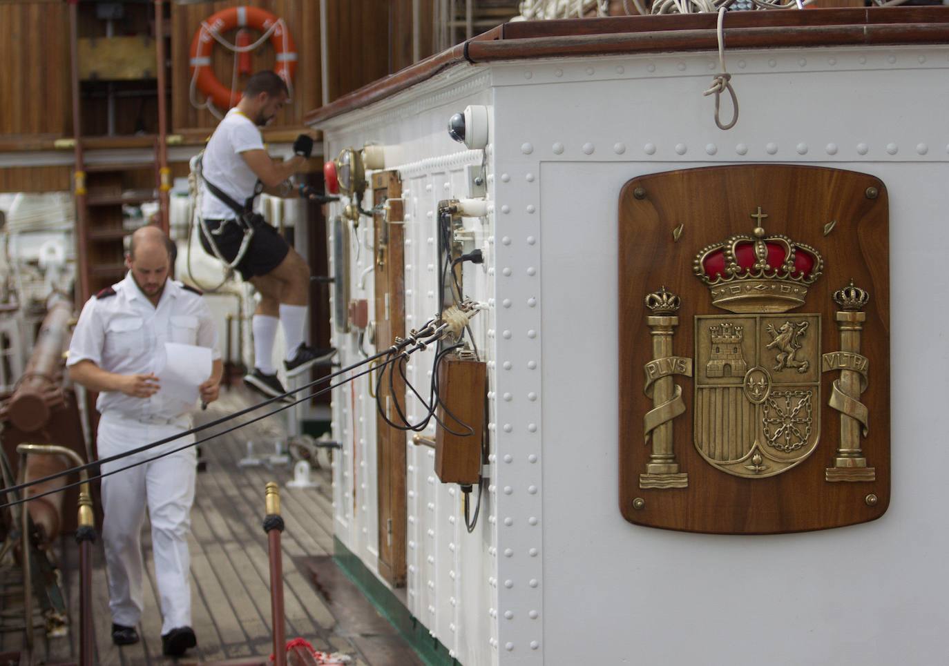 09/04/2019 - Miembros de la tripulación del buque escuela 'Juan Sebastián Elcano' de la Armada española trabajan en cubierta durante su llegada al puerto de La Habana (Cuba).