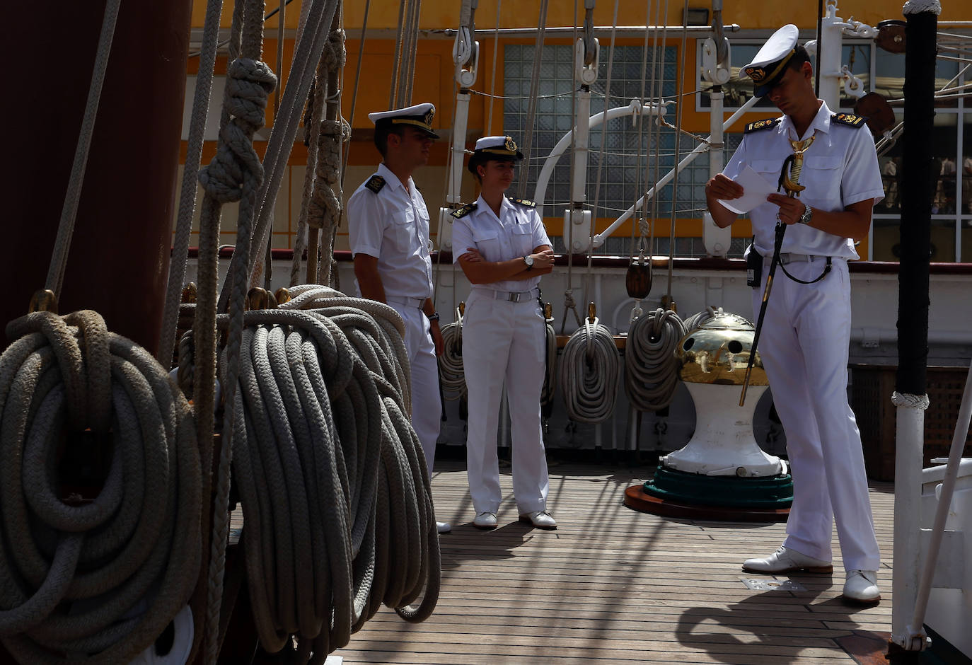 28/04/2016 - Tripulantes trabajan abordo del Buque Escuela de la Armada española 'Juan Sebastián Elcano'. 