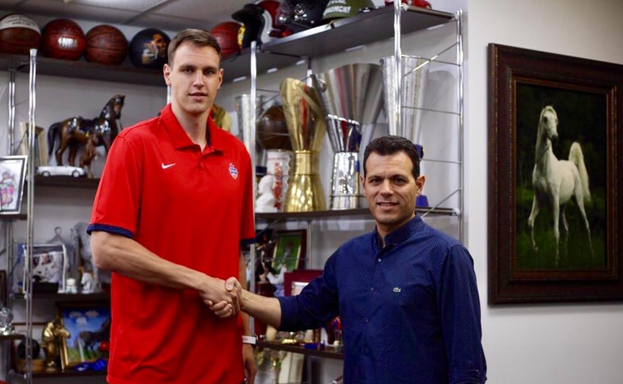 Voigtmann saluda a Itoudis en la sede del CSKA, ya como jugador del conjunto ruso.