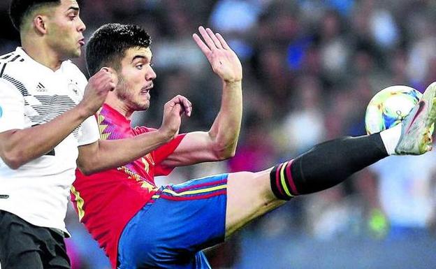 Martín Agirregabiria pugna por la pelota con el alemán Suat Serdar, en la final del Europeo sub'21. 