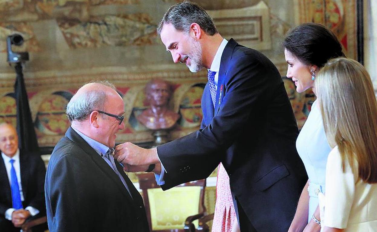 Andoni Colás recibe de manos del Rey la Medalla, que también recibió su esposa Marian Martín. 