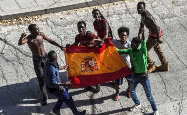 Inmigrantes subsaharianos celebran su llegada a Ceuta. 