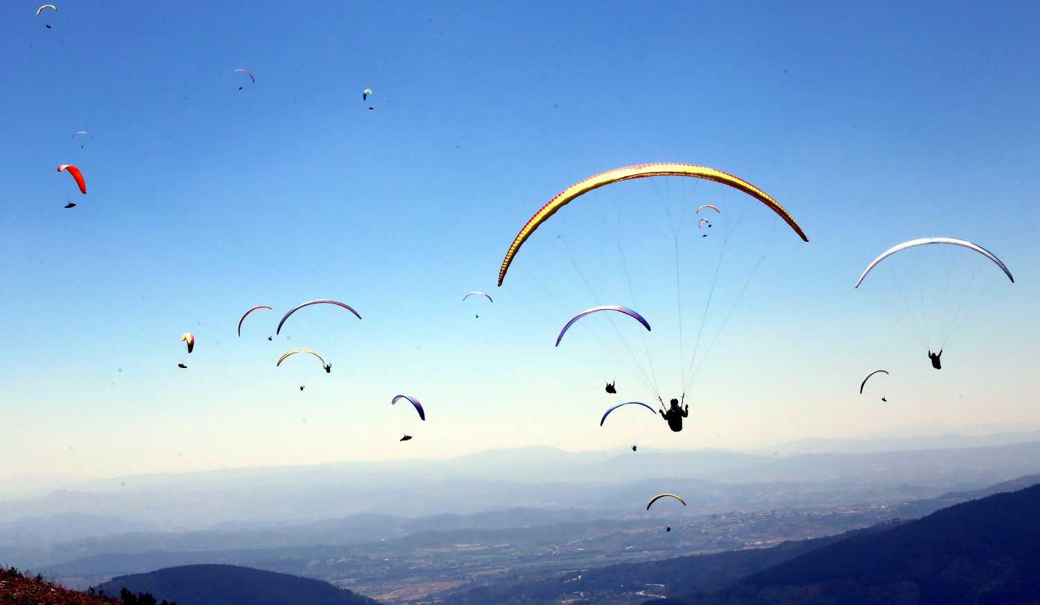 Decenas de personas participan en el Mundial de Parapente de 2019, en Manteigas (Portugal)