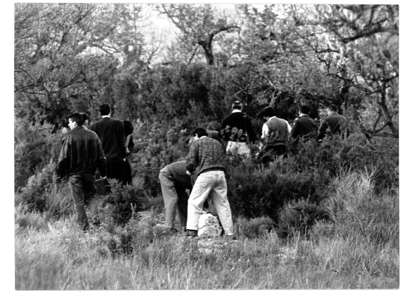 Dos antropólogos forenses examinan cuatro pequeños huesos para determinar si pertenecen a una de las niñas asesinadas en 1992