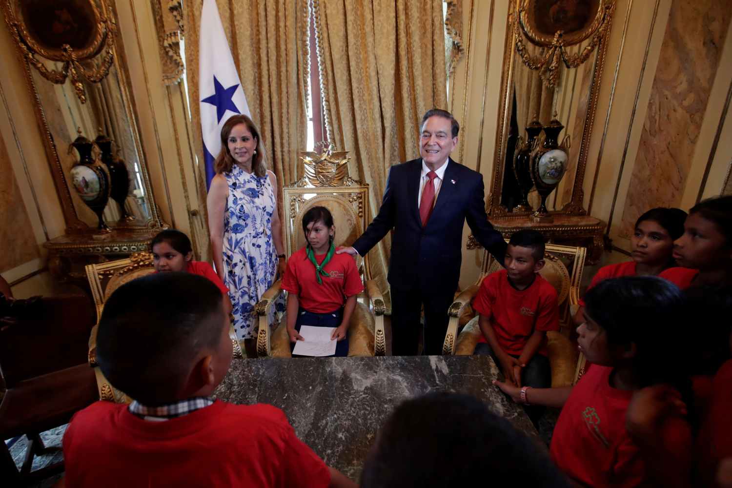 El presidente de Panamá, Laurentino Cortizo (c-d), y su esposa Yazmín Colón de Cortizo (c-i), recibe a un grupo de niños durante una actividad cultural denominada "Una aventura en el Palacio", en Ciudad de Panamá (Panamá). 