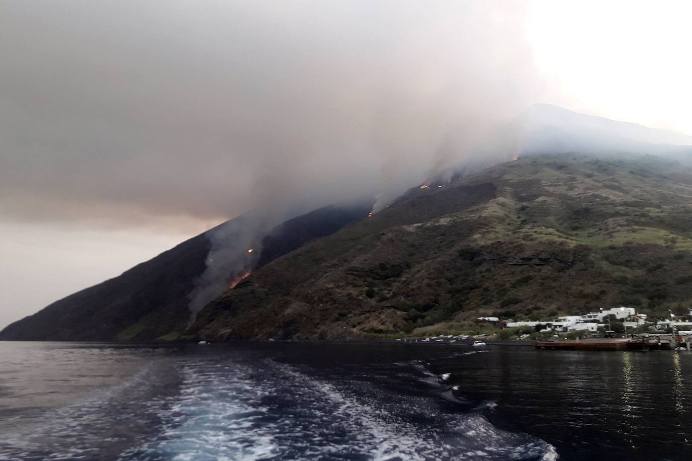 El volcán de la isla de Estrómboli, en el sur de Italia, registró hoy una serie de violentas explosiones con las que expulsó rocas y lava y provocaron la muerte a una persona y dejó a otra herida, confirmaron a Efe fuentes de Protección Civil.