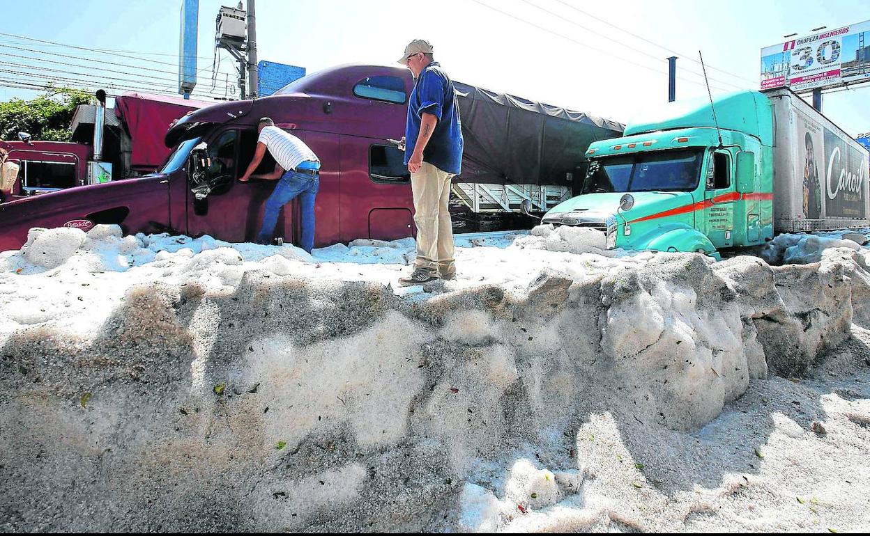 Los camiones quedaron atrapados en una capa de hielo que alcanzó el metro y medio de espesor.