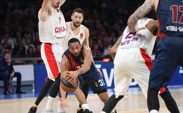 Hilliard se abre paso entre dos jugadores del CSKA durante la pasada eliminatoria de cuartos de la Euroliga. 