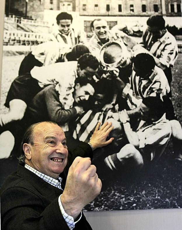 Koldo Aguirre, en 2012, ante una imagen histórica del equipo.