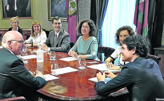 A la izquierda de Rementeria, José María Iruarrizaga, Teresa Laespada, Sergio Murillo e Imanol Pradales. A la derecha del diputado general, Ibone Bengoetxea, Lorea Bilbao, Miguel Ángel Gómez Viar, Elena Unzueta y Ainara Basurko. El Consejo de Gobierno foral se reunió ayer por primera vez y lo seguirá haciendo todos los martes. 