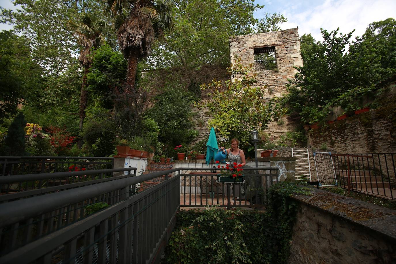 Ana Isabel regando sus flores 