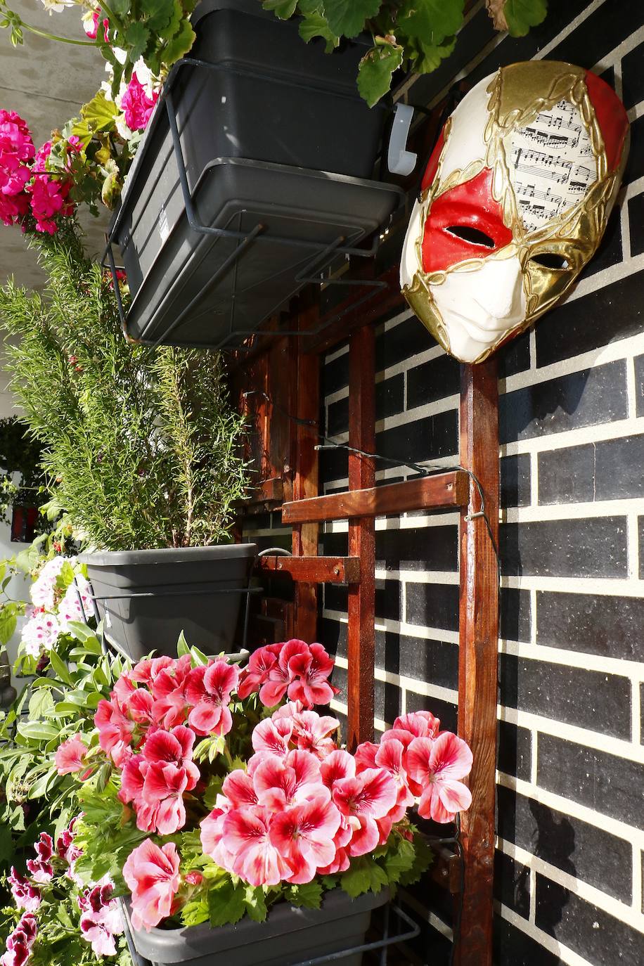 La estantería que construyó Roberto Gutiérrez con la máscara veneciana