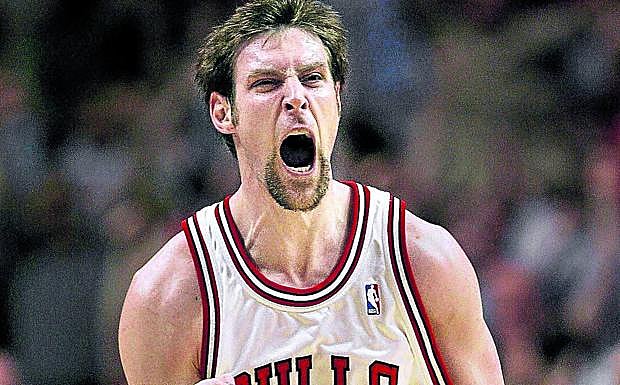 Gesto triunfal de Andrés Nocioni con la camiseta de los Chicago Bulls.