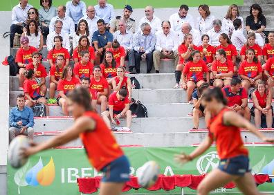Imagen secundaria 1 - La reina Letizia anima a &#039;Las Leonas&#039; de rugby 7 ante sus aspiraciones olímpicas