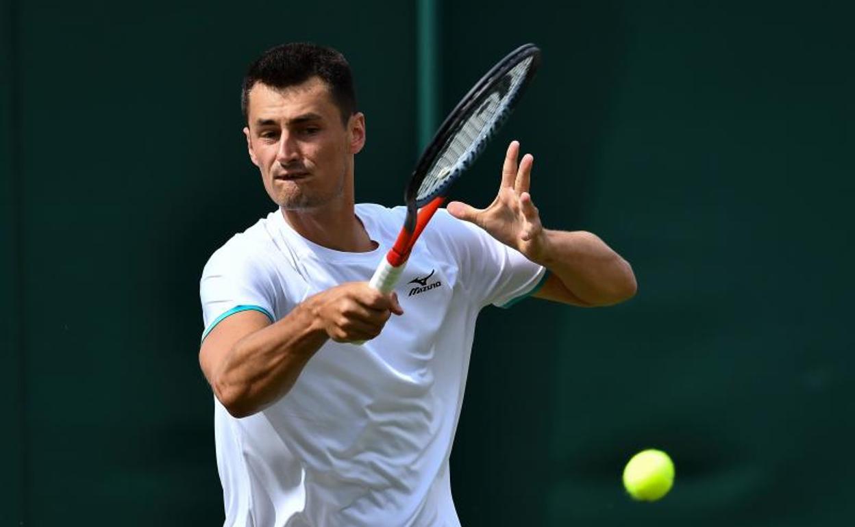 Bernard Tomic, durante su partido ante Tsonga en Wimbledon. 