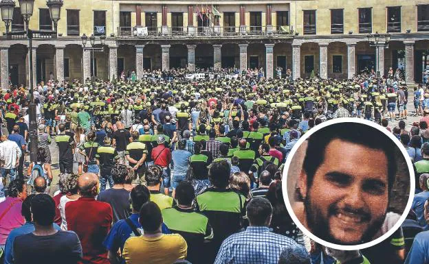 Trabajadores y vecinos participaron en la concentración en la Herriko Plaza.