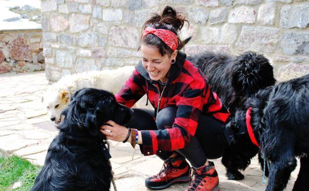 Tania, rodeada de sus perros Ur, Dante, Nieve y Hera.