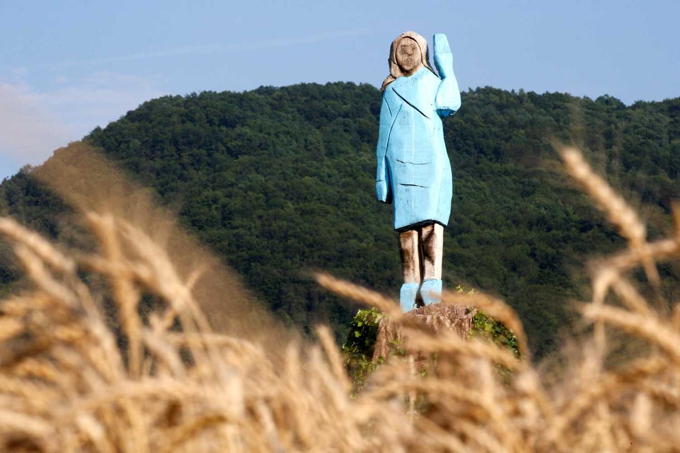 Escultura de madera de tamaño natural de la primera dama de los Estados Unidos, Melania Trump, en Rozno, cerca de su ciudad natal de Sevnica, Eslovenia