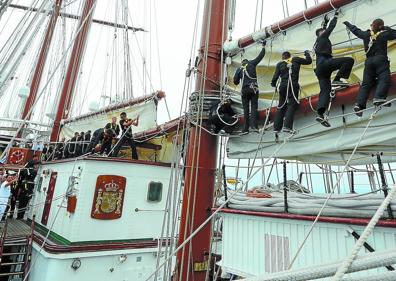 Imagen secundaria 1 - Getaria se vuelca con su marino