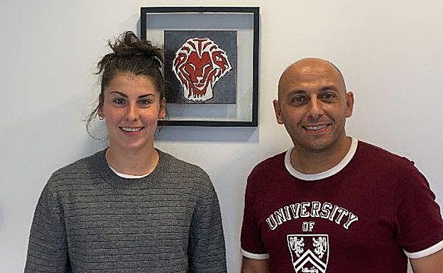 Lucía García junto al nuevo entrenador rojiblanco Ángel Villacampa.