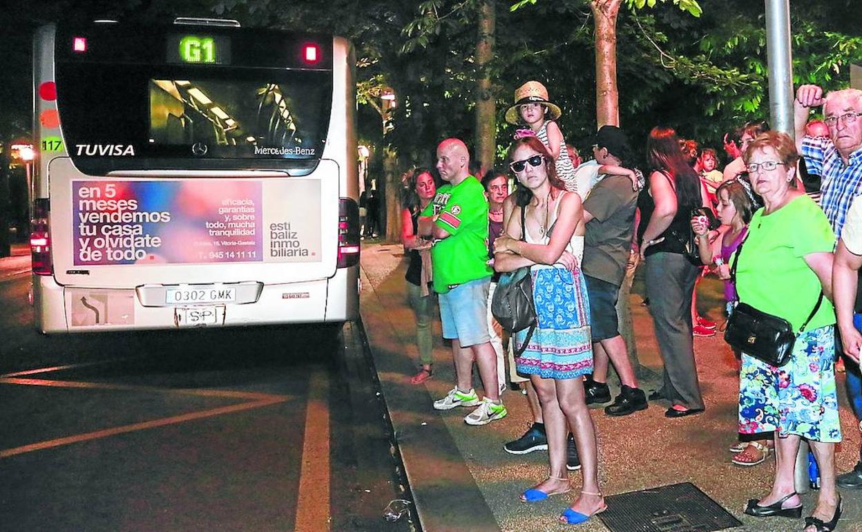 Varios usuarios esperan uno de los servicios nocturnos de Tuvisa durante las fiestas, cuando empezaron las paradas anti-acoso.