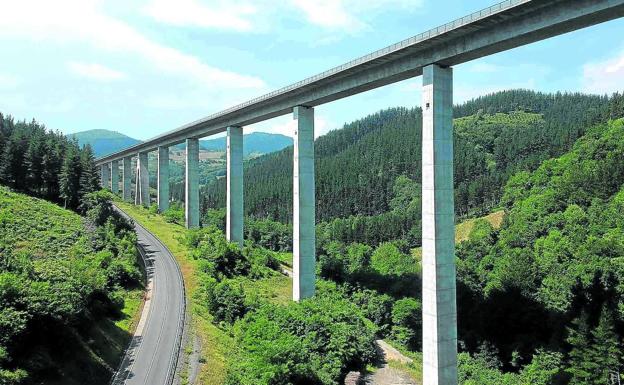 Viaducto del tramo Aramaio-Mondragón visto desde las cercanías del barrio de Untzila.