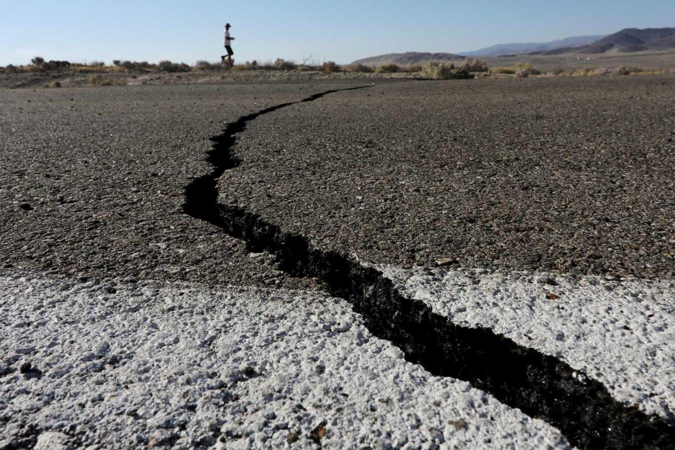 Fisuras en una carretera tras el terremoto que azotó el sur de California