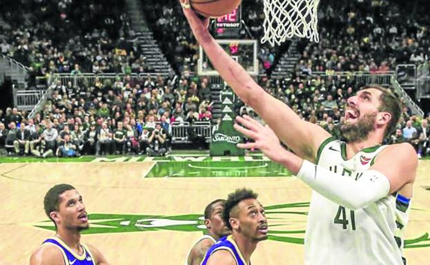 Nikola Mirotic se dispone a encestar a aro pasado como jugador de los Bucks durante un duelo contra los Lakers.