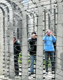 Imagen secundaria 2 - 1. Las vías que conducen al campo de concentración. | 2. Las alambradas, un punto de interés fotográfico. 3. Los turistas pueden visitar los restos de los hornos crematorios.