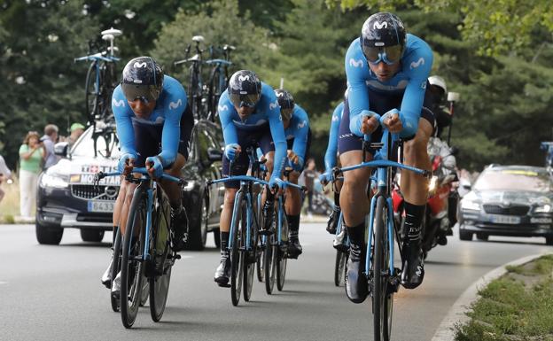 El equipo de Movistar, durante un momento de la contrarreloj. 