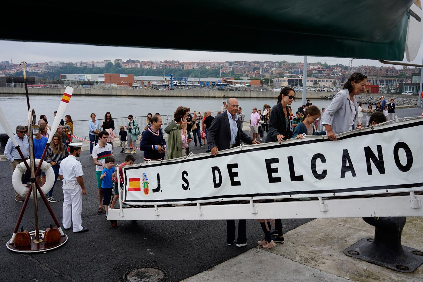Fotos: El &#039;Juan Sebastián Elcano&#039; desafía a la tempestad en Getxo