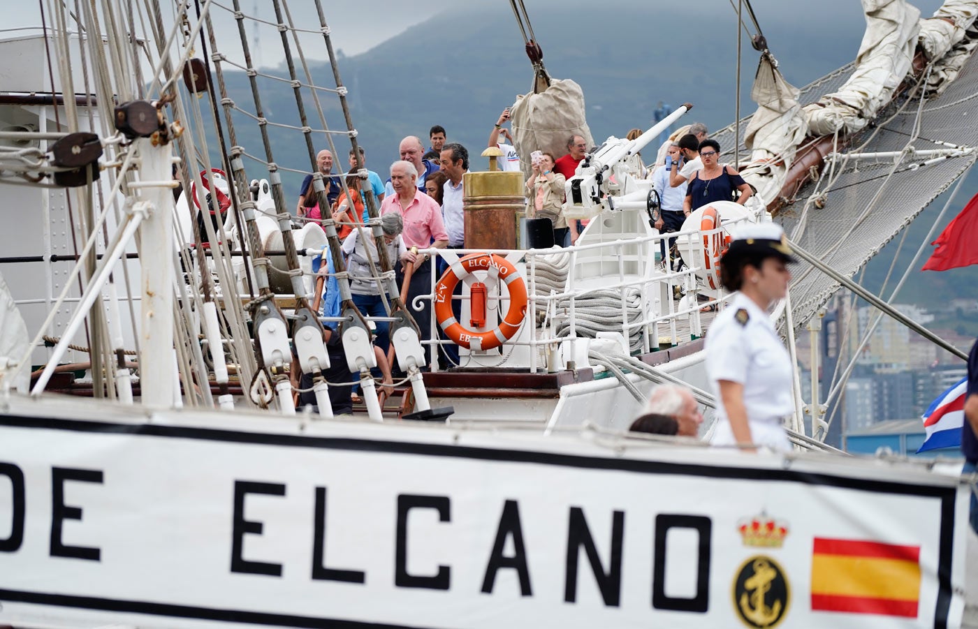 Fotos: El &#039;Juan Sebastián Elcano&#039; desafía a la tempestad en Getxo