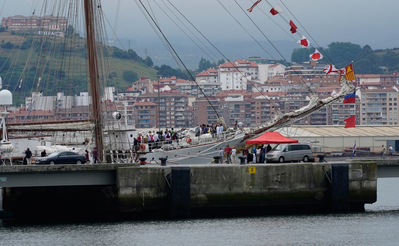 Fotos: El &#039;Juan Sebastián Elcano&#039; desafía a la tempestad en Getxo