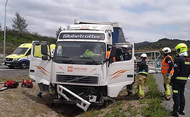 El camión accidentado en la AP-68.