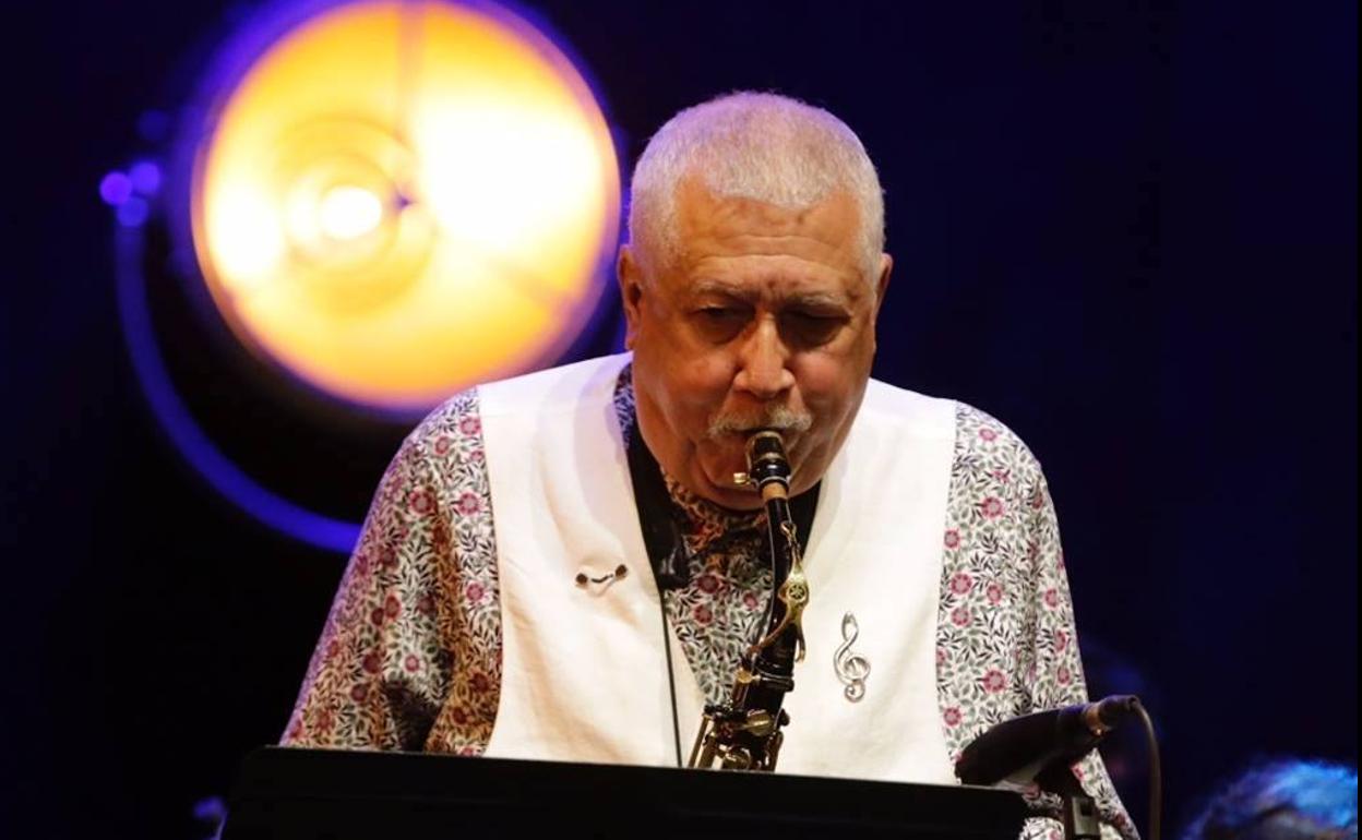 Paquito d'Rivera sopló saxo y clarinete. 