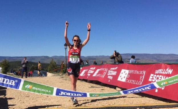 La atleta del BM Bilbao adjudicándose en mayo el nacional de trail. 