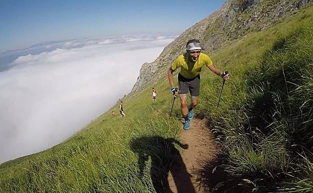 Aritz Egea en plena ascensión al Txindoki.