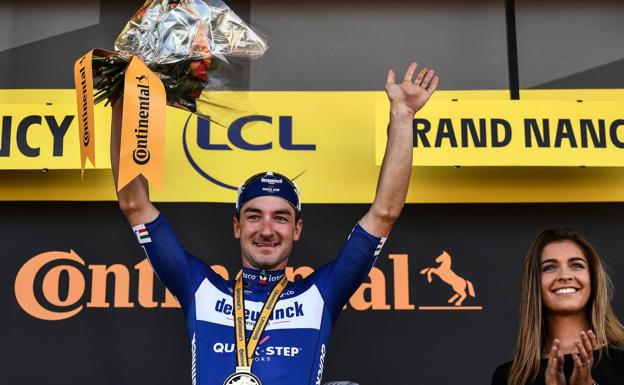 Elia Viviani celebra la victoria en el podio.