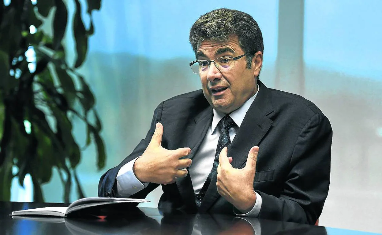 José Miguel García, el nuevo consejero delegado de Euskaltel, en su despacho.