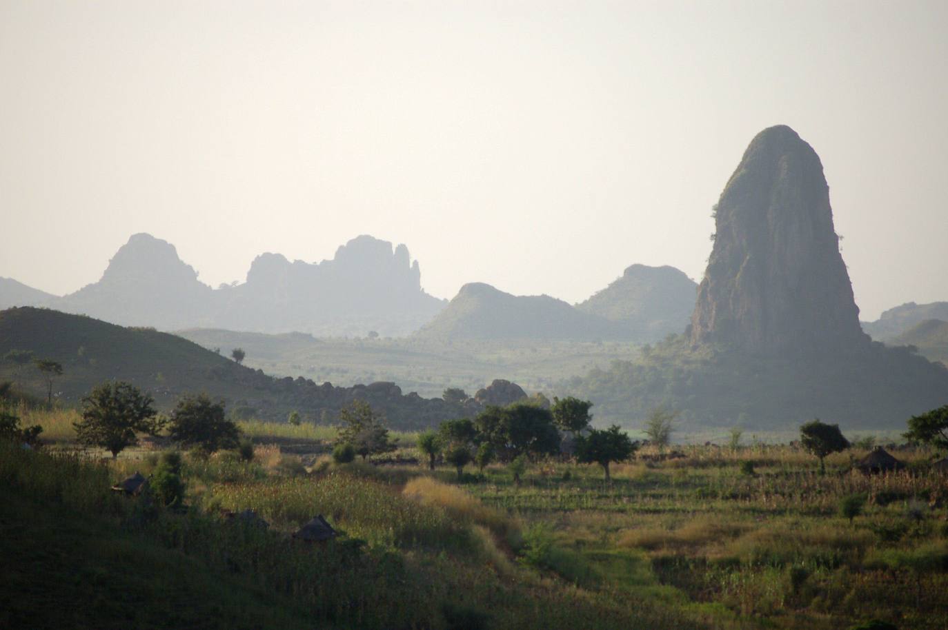 Camerún: se recomienda extremar la precaución durante el viaje y evitar las provincias del Noroeste y Sudoeste así como el extremo Norte. También conviene no acercarse a las fronteras de Nigeria, Chad y República Centroafricana.