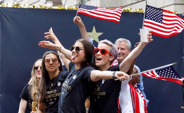 Las jugadoras norteamericanas disfrutaron del desfile y una posterior gala. 