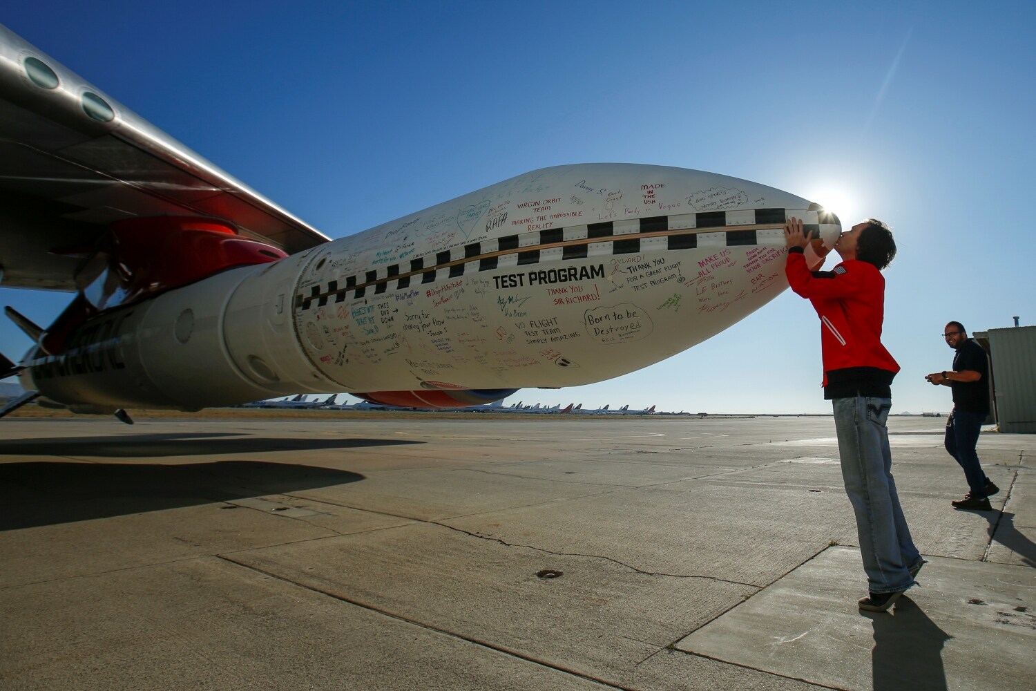 El ingeniero jefe de Virgin Orbit, Kevin Sagis, besa la punta de un cohete de prueba debajo del ala de un avión de pasajeros Boeing 747 modificado antes de su prueba de despegue de su sistema de lanzamiento a gran altitud para satélites desde Mojave, California, Estados Unidos.