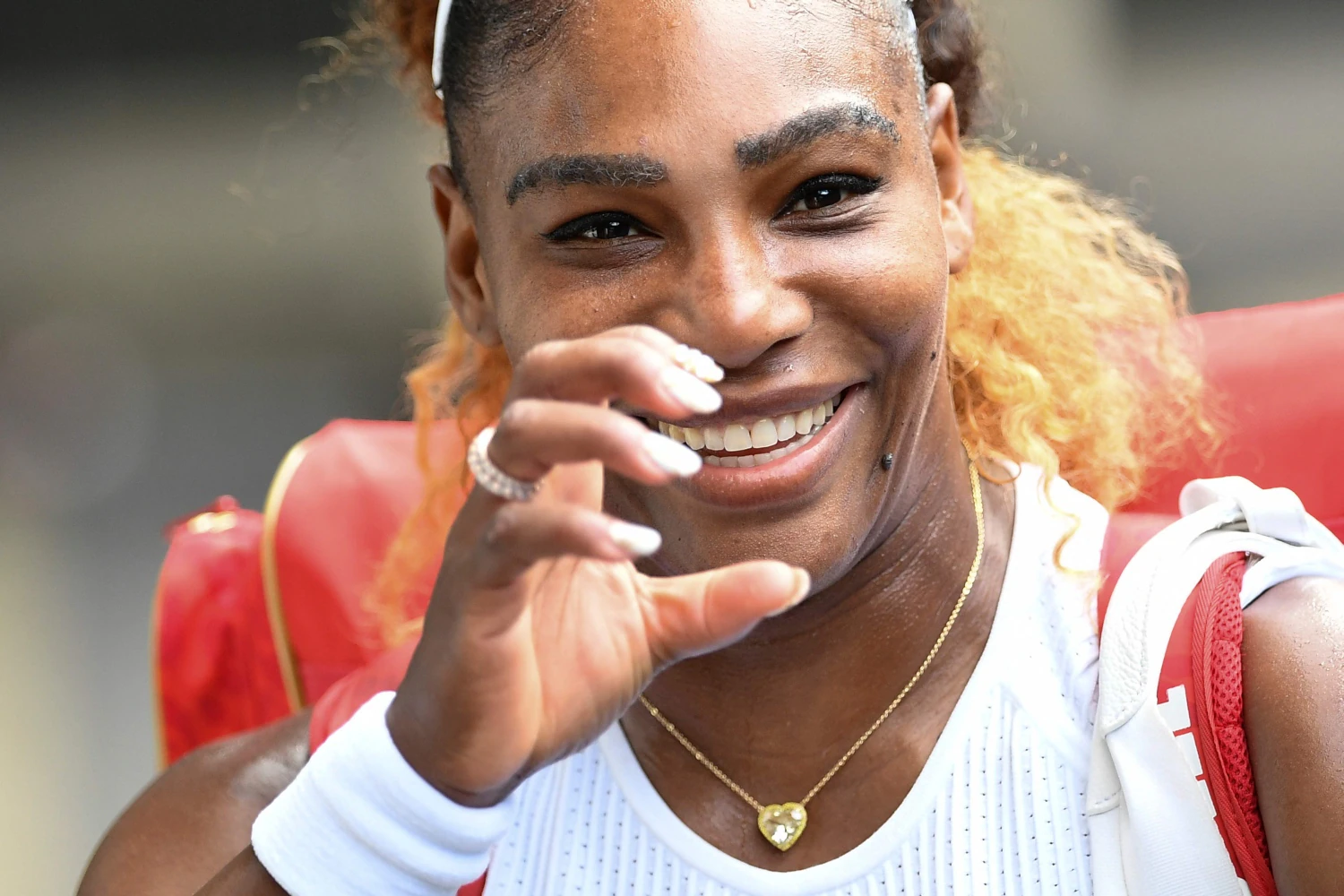La jugadora estadounidense Serena Williams muestra sus uñas al salir de la cancha después de vencer a Barbora Strycova de la República Checa durante la semifinal del torneo de Wimbledon.