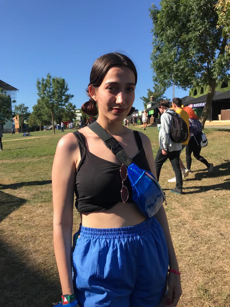 Marina González, malagueña de 19 años, ha optado por un pantalón de chandal azul que ha combinado con una riñonera de vinilo a juego. Esta estudiante de Bellas Artes y Moda se compró el conjunto en una tienda de segunda mano de Madrid, donde vive actualmente.