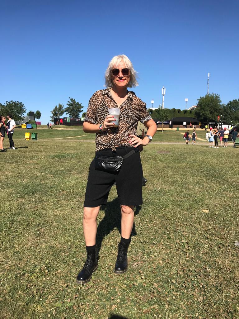 Lourdes Blanco viene desde Sevilla para disfrutar de su tercer año en el BBK Live. Es tan fan que lleva hasta el símbolo del festival, las dos montañas terminadas en pico, tatuada en su piel. Luce una camisa con estampado de leopardo que se compró este jueves en la sección masculina de Zara.