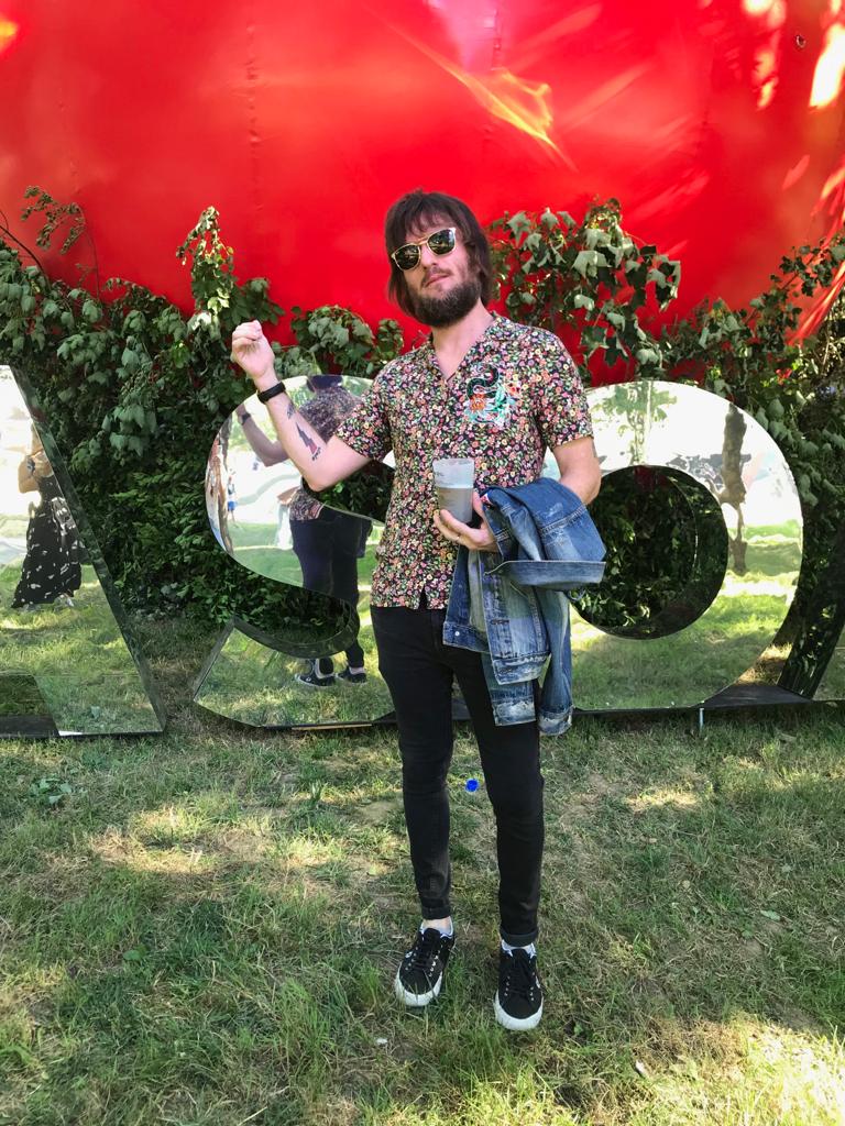 Iñaki Estevez, de 44 años, es guitarrista del grupo de rock Olimpia. Es su décima vez en el BBK Live, así que es un veterano de Kobetamendi. Lleva una camisa de flores con un dragón chino bordado, de River Island, y una cazadora vaquera de Levi´s customizada por él. "Todo el año voy con este look. Duermo con él", bromea.