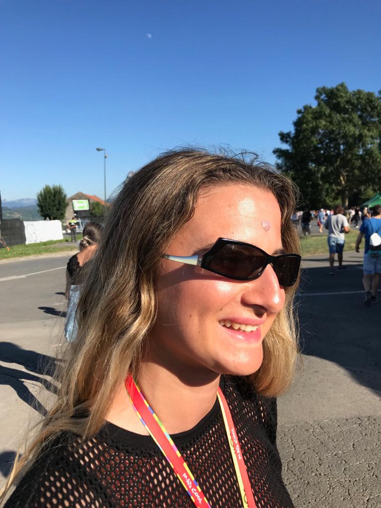 Rocío Aguirre, 24 años y de Madrid, luce unas originales gafas de sol que le hizo su tía a su madre y que llevan la montura al revés. 