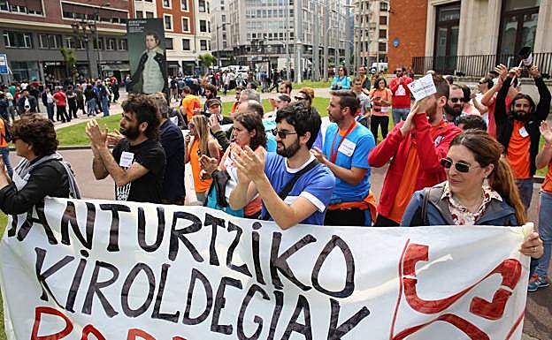 Manifestacion em la jornada e huelga de trabajadores de polideportivos, en Bilbao